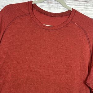 Lululemon Men's Short Sleeve Metal Vent Tech Crew Neck T Shirt Red Size L